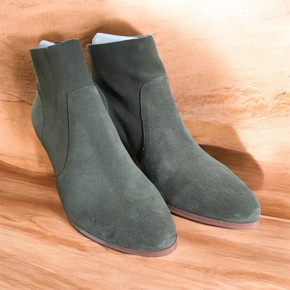 Violet & Red Cupid Ankle Boots Heeled Booties Suede Olive Green Sz 9 Back Zip - Picture 2 of 5